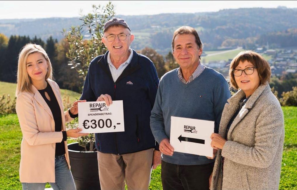 Zu sehen sind: vier Personen, Übergabe einer Spende durch Vizebürgermeisterin Julia Reichart