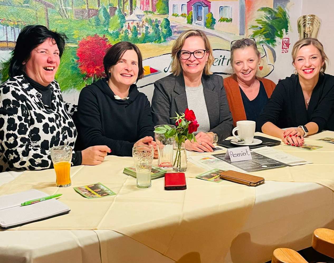 Zu sehen ist: eine Runde von Frauen an einem Tisch