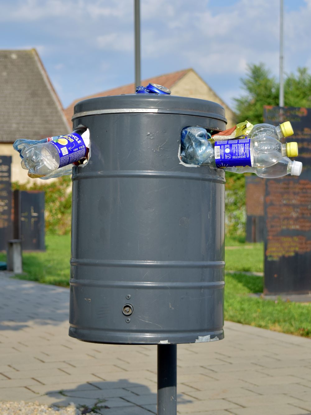 Zu sehen ist: ein Mülleimer