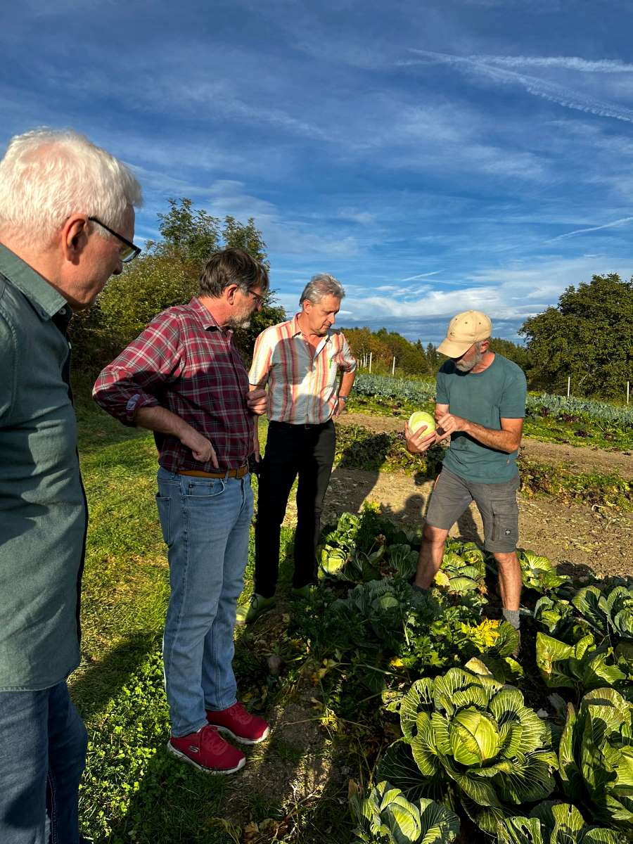 Zu sehen sind: Andreas Lackner (Grüne), Günter Lesny (Grüne) am Gemüsefeld von Familie Nunn