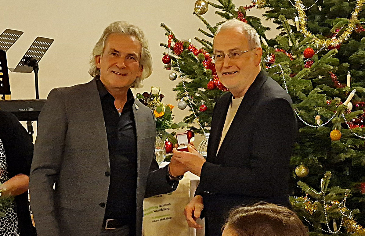 Zu sehen sind: Bürgermeister Johann Wolf-Maier und Dr. Daniel Waldhuber