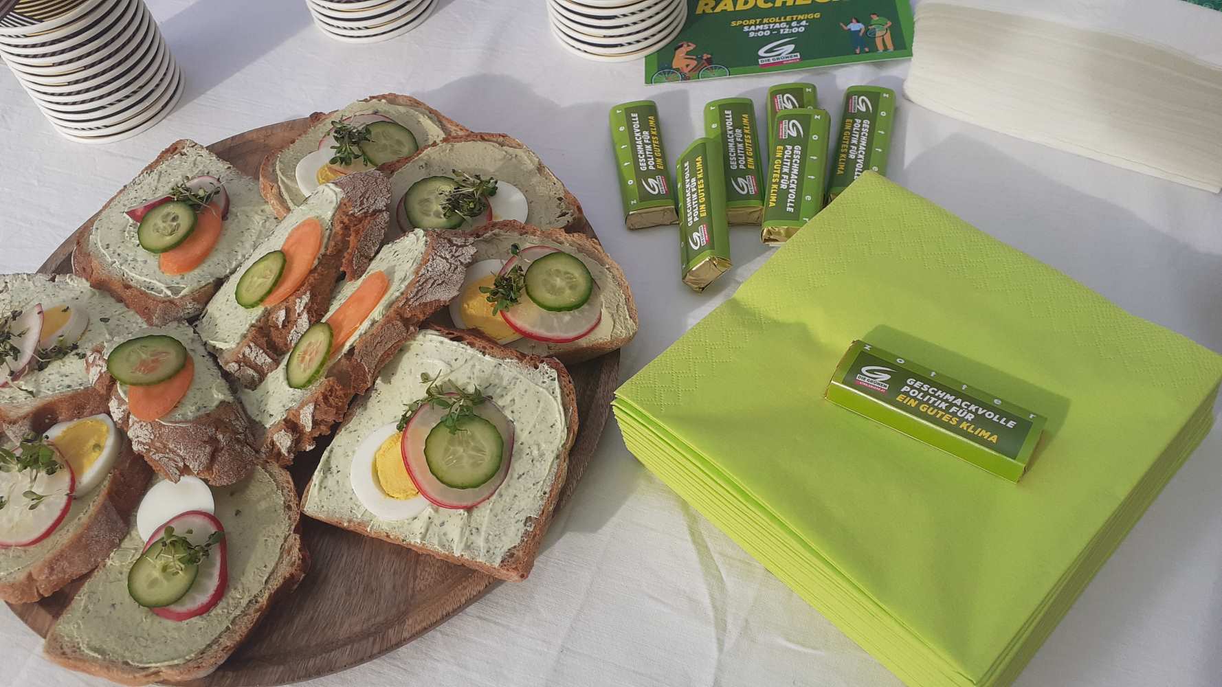 Zu sehen ist: eine Jause und grün gebrandete Schokolade