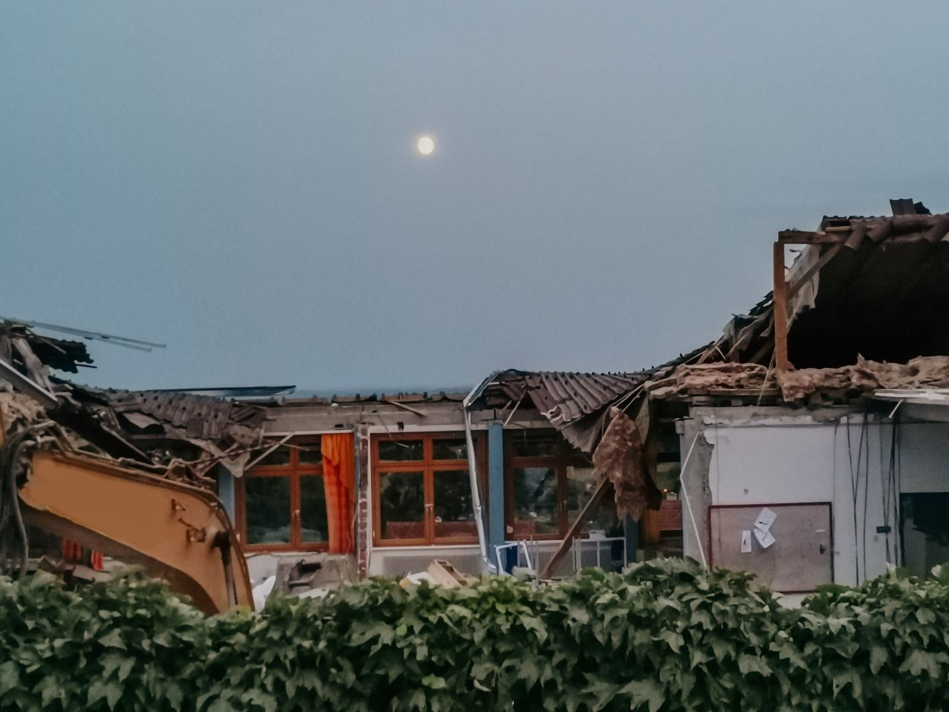 Zu sehen ist: die Abriss-Schule in St. Radegund