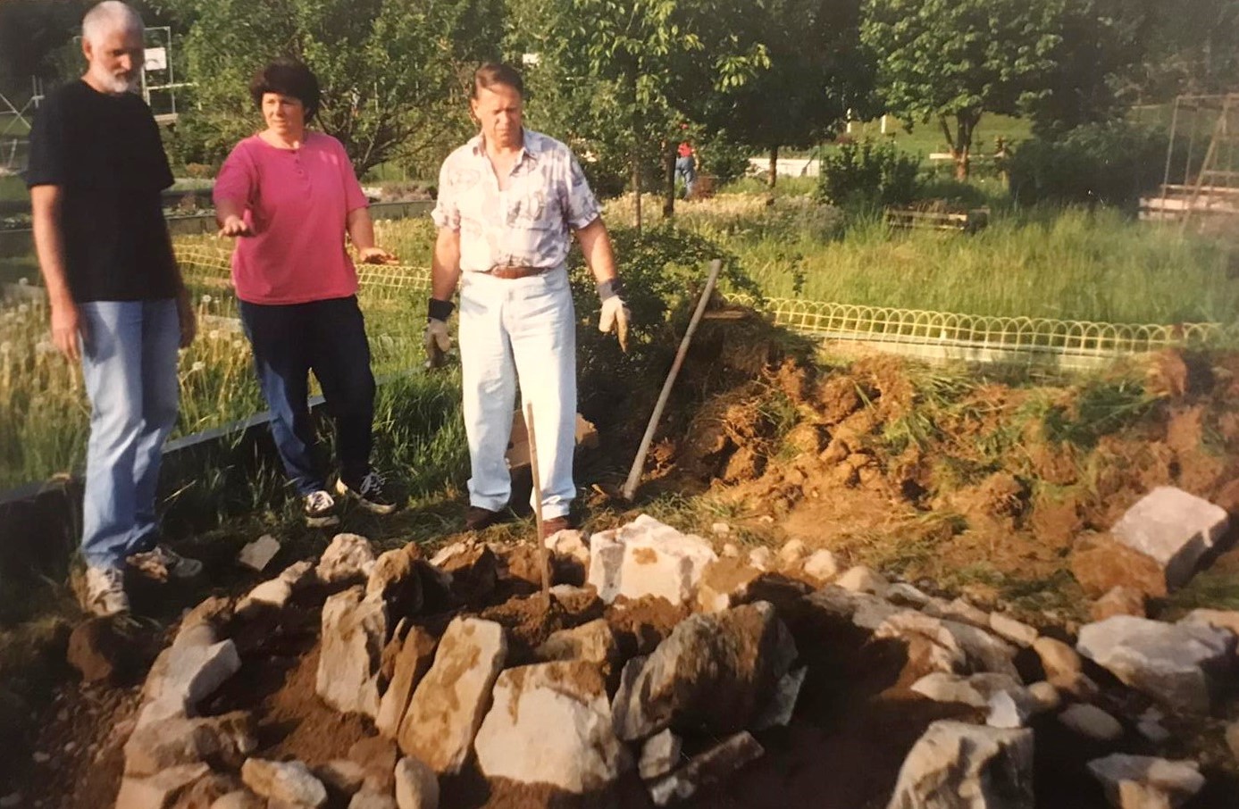 Rudolf Brolli und Marlies Ortner beim Bau einer Kräuterspirale im Jahr 2000